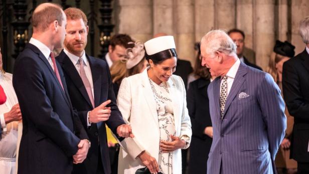 Prinz William, Prinz Harry, Herzogin Meghan und König Charles III (von links nach rechts)