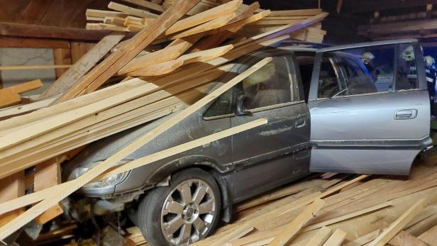 Holzlatten durchschlugen Frontscheibe: Unfall in NÖ endete glimpflich