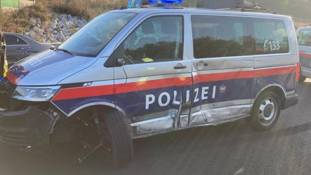 Schlepper fuhr in Niederösterreich gegen Polizeiauto