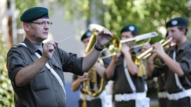 Im Takt: Dem Militärmusik-Chef Obendrauf liegt es, seine Musiker zu dirigieren. Wenn gut gespielt wird bekommt er eine Gänsehaut.