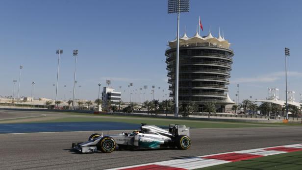 Ein Formel-1-Wagen fährt auf der Rennstrecke in Bahrain.