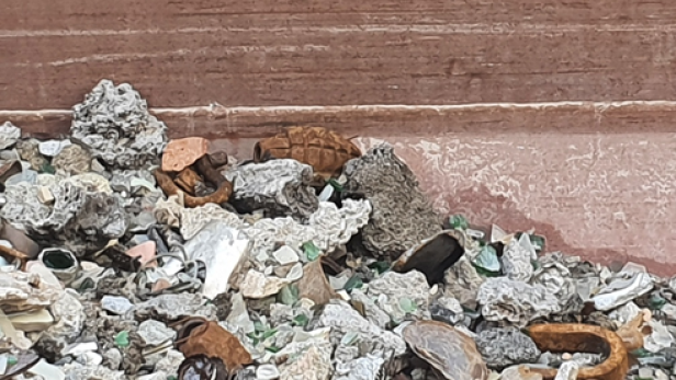 Arbeiter entdeckte Granate in einem Schuttcontainer