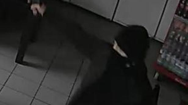 Der Täter war mit Schal und Kapuze maskiert, als er die Tankstelle in Traiskirchen überfiel.