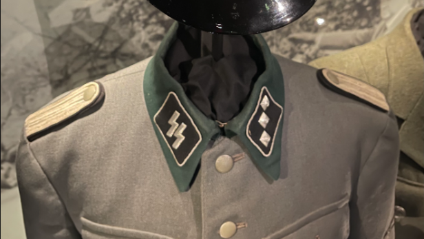 Soldat in SS-Uniform: Diversion für Vorgesetzten