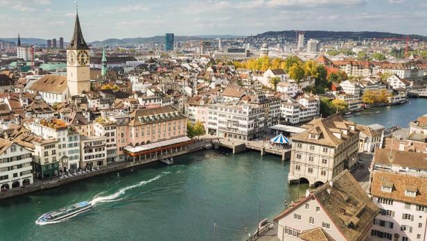 Luftaufnahme von Zürich mit dem Fluss Limmat und der Altstadt im Vordergrund.