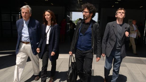 epa03740037 (L-R) Romanian actor and film director Radu Mihaileanu, French actress Berenice Bejo, French film director Costa Gravas, and Beligian actor and film director Lucas Belvaux arrive at the European Parliament in Strasbourg, France, 11 June 2013. They four to the EU Parliament to defend the exclusion of cultural and audiovisual services, including online services, from upcoming EU-US trade talks. EPA/PATRICK SEEGER