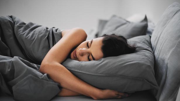 Auf der linken Seite zu schlafen hat einen positiven Effekt auf die Verdauung.