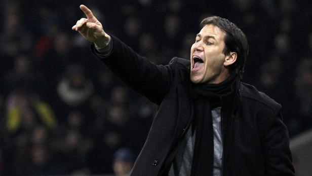 Lille&#039;s coach Rudi Garcia reacts during the Champions League soccer match against Valencia at Lille Grand Stade in Villeneuve d&#039;Ascq, December 05, 2012. REUTERS/Pascal Rossignol (FRANCE - Tags: SPORT SOCCER)