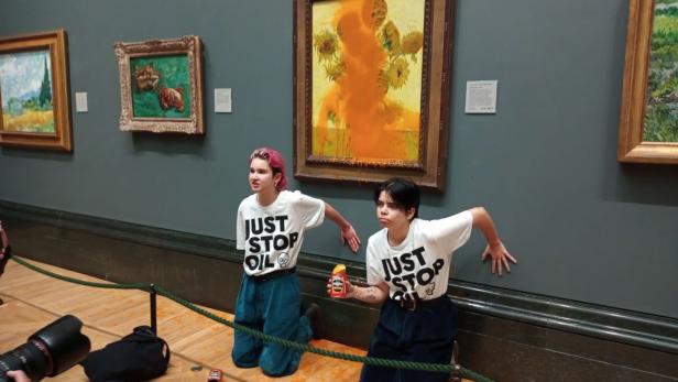 Klima-Aktivistinnen bewerfen in London van-Gogh-Bild mit Suppe