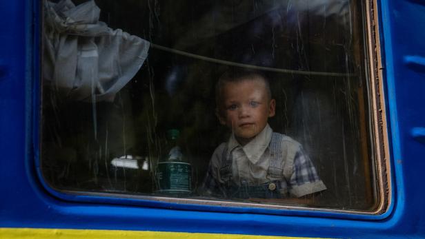 Verschleppt und adoptiert: Wie Moskau aus ukrainischen Kindern russische macht
