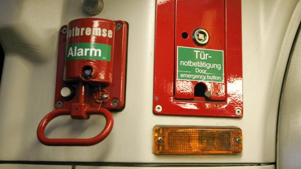 Frau zieht viermal die Notbremse