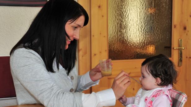 Anfang Juni 2013 fand Melanie Burgstaller, 34, Abteilungsleiterin aus Weißbriach bei Hermagor, im Babybrei Glassplitter, als sie ihre 5 Monate alte Tochter Leonie fütterte