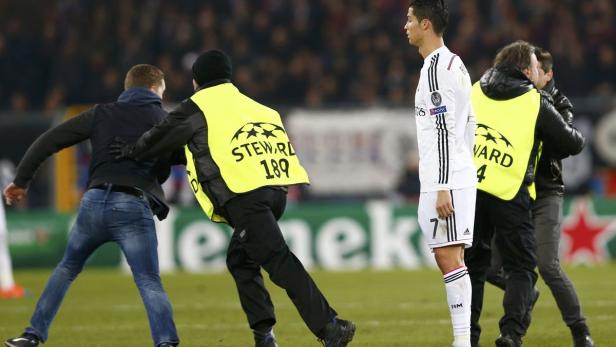 Flitzer umschwärmten in Basel Real-Superstar Cristiano Ronaldo.