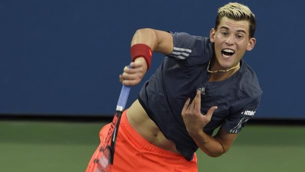 Dominic Thiem beim Aufschlag während eines Tennisspiels.