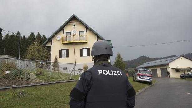 Polizei am Schauplatz einer Schießerei in Stiwoll nahe Graz bei der zwei Menschen getötet wurden am Sonntag, 29. Oktober 2017.