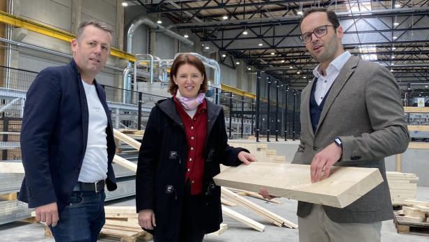 Josef Lauß, Landesrätin Michaela Langer-Weninger und Rudolf Ortner in der neu errichteten Fertigungshalle der Firma LOC-Holz in Arbing