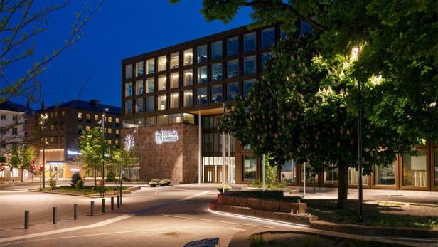 Das Rathaus von Uppsala in der Abenddämmerung.