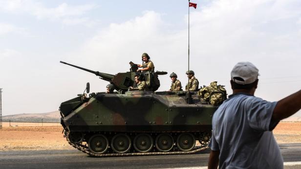 Türkische Panzer rollen nach Syrien – die Regierung in Ankara sagt, man werde den Einsatz fortsetzen, bis die Grenze gesichert ist.