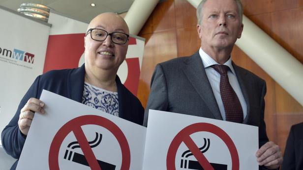Gesundheitsministerin Oberhauser und Vizekanzler Mitterlehner verbannen Zigaretten aus der Gastronomie.
