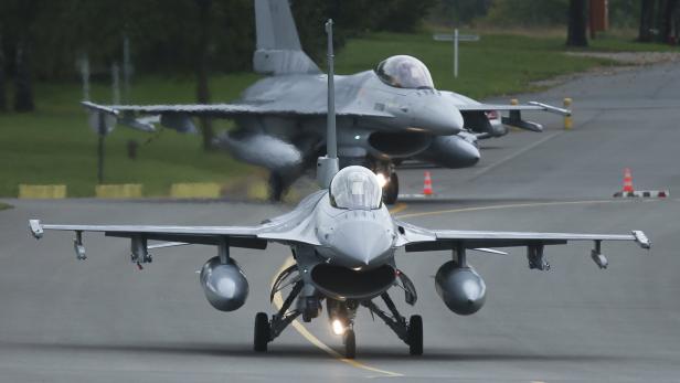 Belgische F-16-Kampfflugzeuge vor dem Start