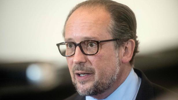 Ein Mann mit Brille, Anzug und Bart spricht.