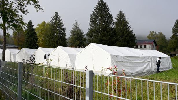 Wut gegen Flüchtlings-Zelte: Gemeinde sperrt Autobahnauffahrt