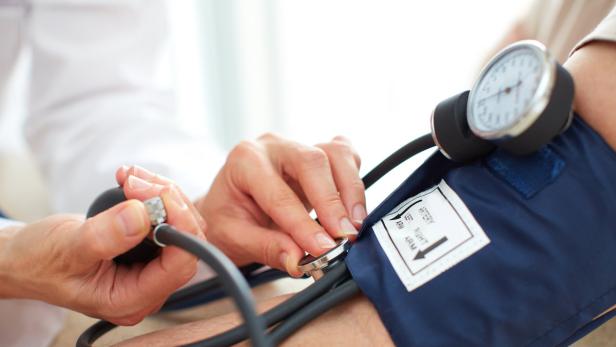 Bluthochdruck ist einer der Hauptrisikofaktoren für ein Aneurysma.