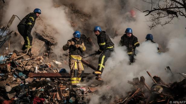 Feuerwehrmänner im Einsatz in der ukrainischen Hauptstadt