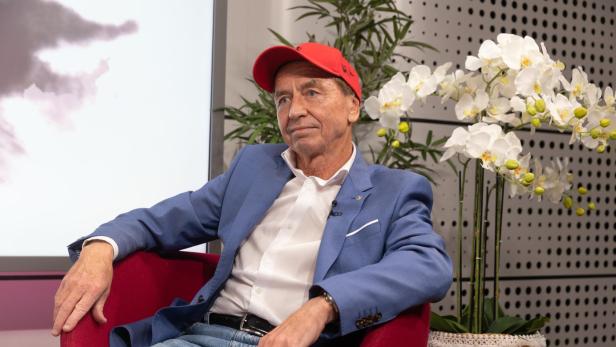 Heribert Kasper sitzt in einem roten Sessel.