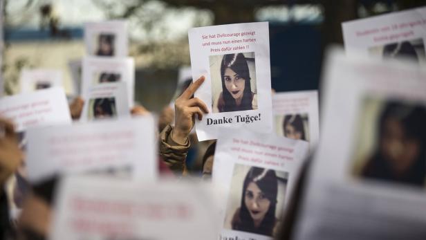 Demonstranten halten Schilder mit dem Porträt von Tuğçe und der Aufschrift „Danke Tuğçe!“.