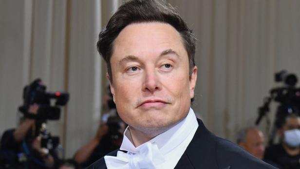 Porträt von Elon Musk mit Fliege und dunklem Anzug.