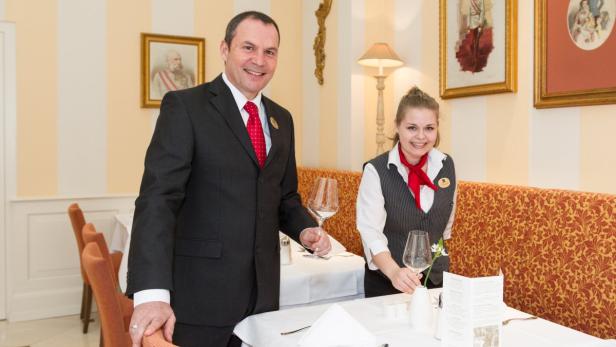 Neu eingestellt mit 50: Serviceleiter Jean-Luc Poussin mit jüngerer Kollegin im Hotel Kaiserhof.