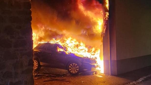 Auto stand in Flammen: AMS-Gebäude wurde beschädigt