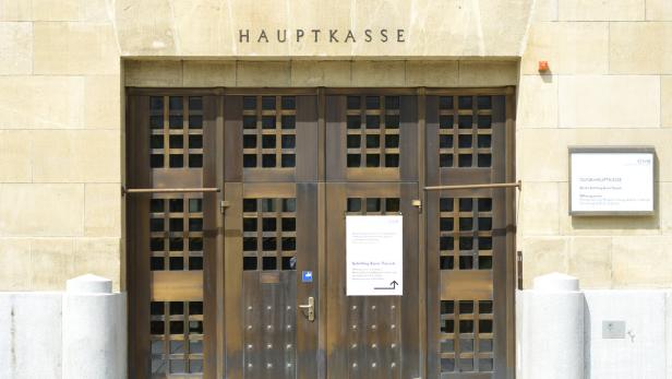 Die Eingangstür zur Hauptkasse eines Gebäudes mit der Aufschrift „Hauptkasse“.