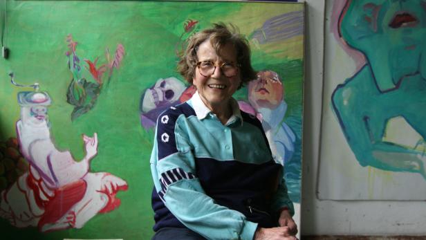 Maria Lassnig 2008 im Atelier vor dem Bild &quot;To love or not to love&quot; (1964-&#039;65/2008), fotografiert von Sepp Dreissinger (Ausschnitt)