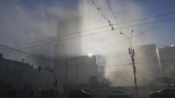 Several explosions hit the Ukrainian capital Kyiv