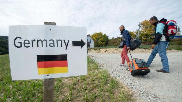 Die letzten Kilometer geht es zu Fuß: Täglich marschieren Dutzende Flüchtlinge von Julbach (Oberösterreich) ...