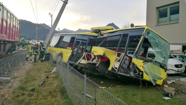 Güterzug rammt Schulbus: Mehrere Verletzte in Tirol