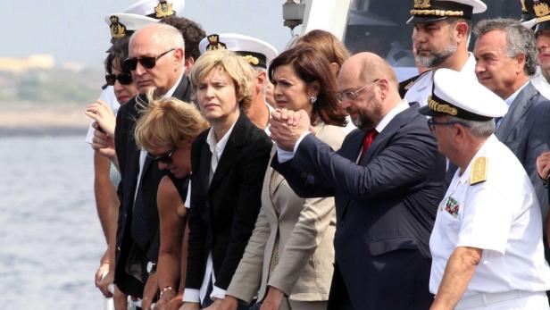 3. Oktober 2014: Der Präsident des Europäischen Parlaments, Martin Schulz, gedenkt auf der italienischen Insel Lampedusa der Tragödie von 2013.