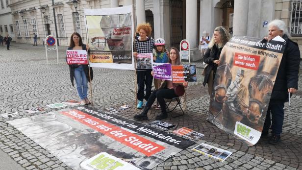 Tierschützer demonstrierten gegen Fiaker-Fahrten in Salzburg