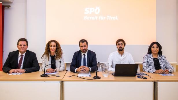 Fünf Personen sitzen an einem Tisch vor einer Wand mit dem SPÖ-Logo „Bereit für Tirol“.