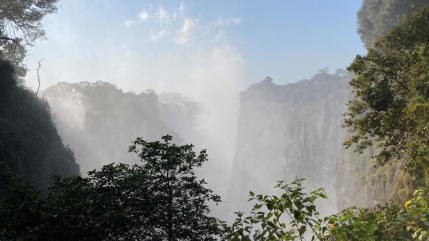 Tage des donnernden Rauchs am breitesten Wasserfall der Erde