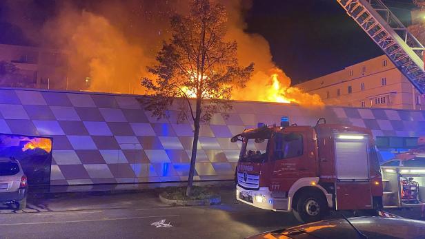 Auto krachte in Supermarkt: 21-Jähriger gestand Brandstiftung