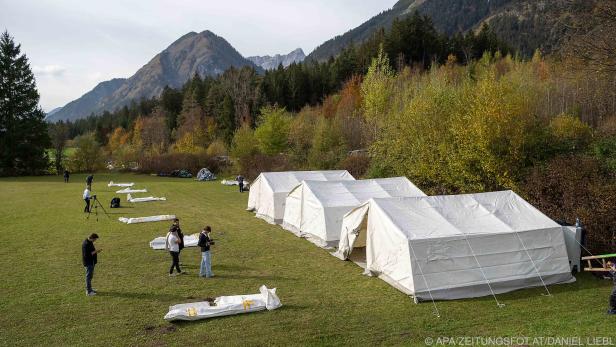 In Tirol wurden in Absam Zelte aufgestellt.