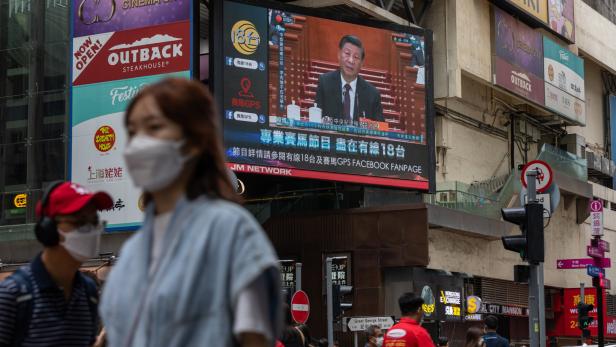 Big Jinping is watching you: Chinas Präsident Xi war am Samstag auch in Hongkong präsent