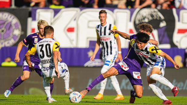 Fußballspieler kämpfen um den Ball während eines Spiels.