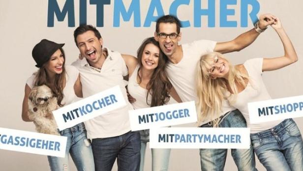 Eine Gruppe von sechs lächelnden Personen hält Schilder mit Aufschriften wie „Mitkoch“, „Mitjogger“ und „Mitshopper“.