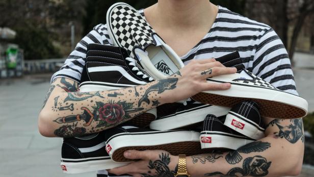 Vans-Schuhe sieht man in fast jedem Geschäft. Das Internet ist nun verblüfft darüber, welche versteckte Botschaft im Logo der Kultmarke steckt.