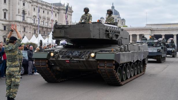 Vorbereitungen auf Nationalfeiertag: Panzer am Heldenplatz eingetroffen