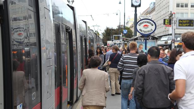 Die Wiener Linien müssen wegen Personalmangels Fahrpläne auf zahlreichen Bus- und Straßenbahnlinien anpassen